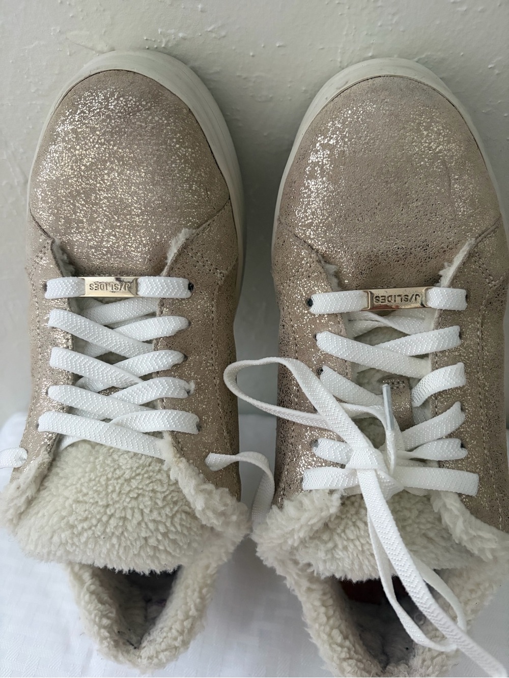 J/SLIDES Kids Glitter Faux-Shearling Lace-Up Sneakers in Shimmery Beige